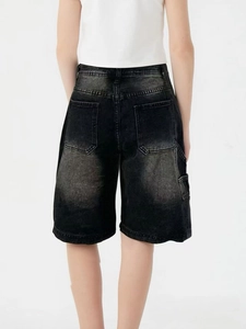 Détails du short cargo en denim vintage anthracite avec grandes poches et effet délavé usé