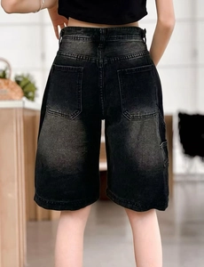 Vue détaillée des poches arrière et du délavage de ce short en jean taille haute