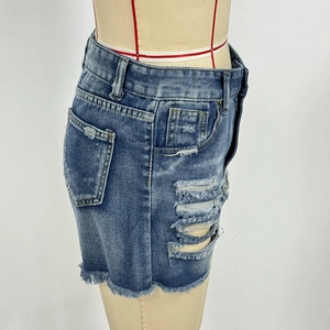 Short en jean bleu foncé pour femme avec bords effilochés et détails déchirés