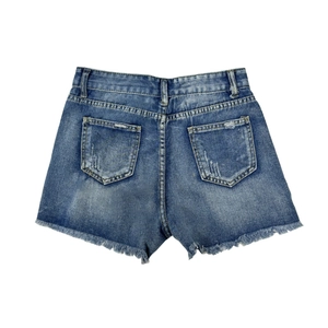 Vue arrière du short en jean bleu classique avec déchirures et ourlet effiloché