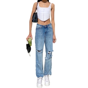 Damen High Waist Ripped Jeans mit weißem Corset Top und weißen Plateau Stiefeletten