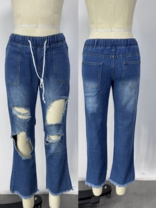 Jeans blu scuro con elastico in vita con coulisse e dettagli di orli sfilacciati