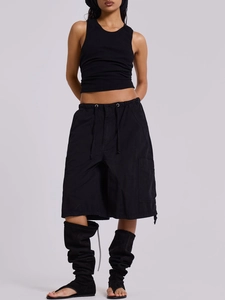 Pantaloncini cargo neri da donna con coulisse e grandi tasche laterali per uno stile urbano