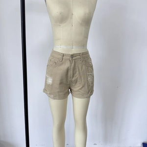 Détails du short en jean kaki à taille haute avec finitions usées et revers à l'ourlet