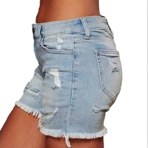 Détails du short en jean bleu clair avec déchirures usées et ourlet effiloché tendance