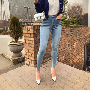 Jean en denim stretch taille haute pour femme en bleu clair avec fond urbain