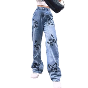 Hellblaue High-Waist-Jeans in lockerer Passform mit Schmetterlingsdruck und Vintage-Stil