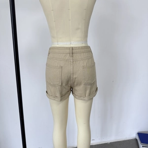Vue arrière du short en jean kaki avec deux poches plaquées et ourlet revers mode