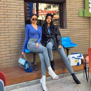 Jean slim gris taille haute pour femme avec veste en cuir et bottines à talons