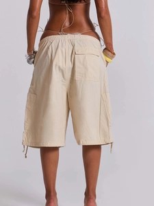 Vista posteriore di pantaloncini cargo beige con coulisse e grande tasca a patta