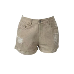 Détails du short en jean kaki montrant la texture déchirée et l'ourlet replié fixe