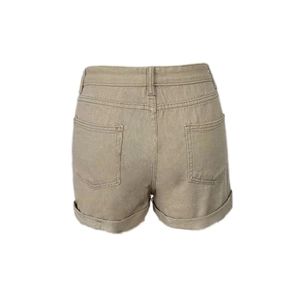 Détails arrière du short en jean kaki taille haute avec poches et ourlets roulés