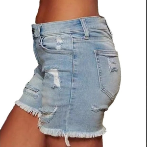 Short en jean bleu clair pour femme avec déchirures usées et bords d'ourlet effilochés