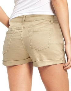 Détail arrière du short en jean kaki avec poches classiques et ourlet à revers fixe