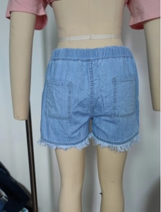 Detailansicht der High-Waist-Denim-Shorts mit elastischem Kordelzug und ausgefranstem Saum