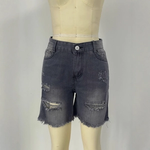 Vue de face d'un short en jean gris vieilli avec détails déchirés et bords effilochés sur mannequin
