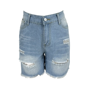 Short en jean bleu clair pour femme avec déchirures et ourlets effilochés sur fond blanc
