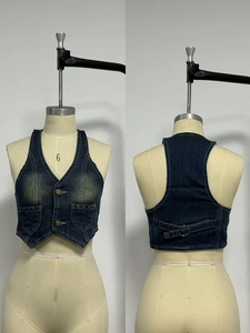 Vista frontale e posteriore del gilet denim scuro stile retrò con cinturino di regolazione