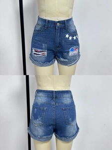 Detailansicht der Jeans-Shorts mit Sternenprint und Innenfutter im US-Flaggen-Design