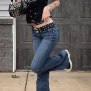 Damen Slim Fit Schlagjeans in Dunkelblau mit Vintage Waschung und schwarzem Ösengürtel