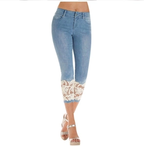 Jean court bleu clair ajusté avec ourlet en dentelle blanche présenté sur mannequin