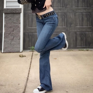 Detailaufnahme der dunkelblauen Low-Rise-Flare-Jeans mit Vintage-Waschung und Denim-Stoff