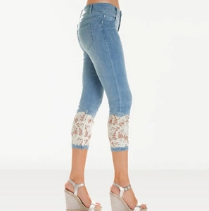 Jean capri bleu clair pour femme avec ourlet élégant en dentelle blanche crochetée