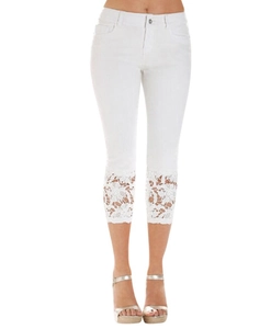 Gros plan sur un jean capri blanc avec broderie de dentelle florale au bas des jambes