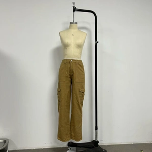 Detailaufnahme einer khaki Cargohose mit hohen Bund und großen Seitentaschen aus Twill-Stoff