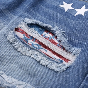Damen Jeans-Shorts in Blau mit Flaggen-Aufnähern und modischen Distressed-Elementen