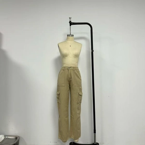 Detailansicht der High-Waist Cargo-Hose in Khaki mit großen Pattentaschen auf einer Puppe