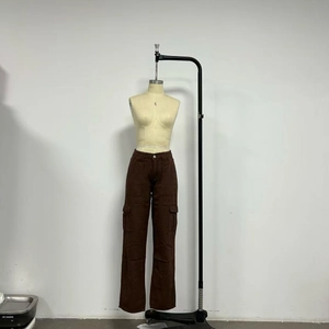 Detail der braunen Cargo-Hose mit hoher Taille, Seitentaschen und Twill-Gewebe