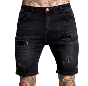 Dettaglio di pantaloncini di jeans neri da uomo con fori strappati e orli con risvolto