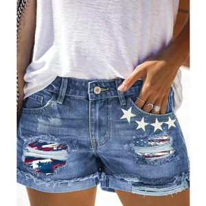 Damen Jeans-Shorts in Hellblau mit US-Flaggen-Patch, Rissen und ausgefranstem Saum
