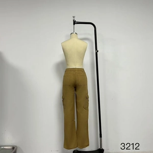 Detailansicht der khakifarbenen Cargo-Hose mit hoher Taille und großen Seitentaschen