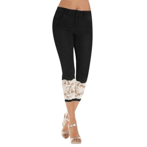 Pantalon court noir extensible pour femme avec bordure élégante en dentelle blanche