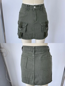 Dettaglio gonna corta cargo verde militare con ampie tasche a patta e decorazioni in metallo