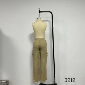 Detailansicht der khakifarbenen High-Waist Cargohose mit Seitentaschen an einer Puppe