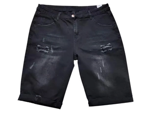 Dettaglio di pantaloncini di denim nero con strappi ed effetti lavati sbiaditi