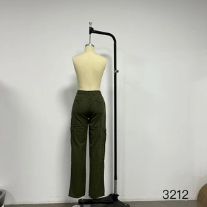 Detailansicht der Rückseite olivgrüner Cargohose mit Gummizug und großen Seitentaschen