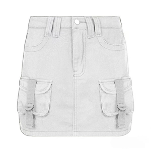 Dettaglio mini gonna cargo in denim a vita bassa con ampie tasche e cinghie con anelli a D