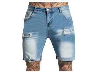 Dettaglio di pantaloncini in denim azzurro con strappi e orlo risvoltato fisso