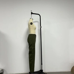 Detail der armygrünen Cargohose mit seitlichen Pattentaschen und Gummizug auf Schaufensterpuppe