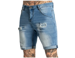 Dettaglio di pantaloncini di jeans azzurri con strappi e baffature per uomini