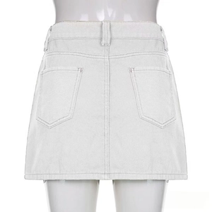 Vista posteriore dettagliata della minigonna in denim bianco con tasche e passanti