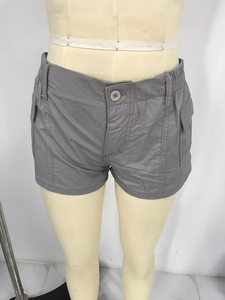 Detail van de grijze cargo denim short met elastische taille en knoopsluiting