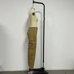 Seitenansicht der khakifarbenen Cargo-Hose mit großen Pattentaschen und Gummizug