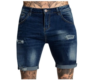 Dettaglio dei pantaloncini in denim blu scuro con strappi e orlo risvoltato