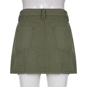 Dettaglio del retro di una minigonna di jeans verde militare con tasche e trama twill