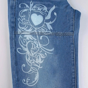 Jeans taille basse pour femme style streetwear avec motifs irréguliers et délavage vintage